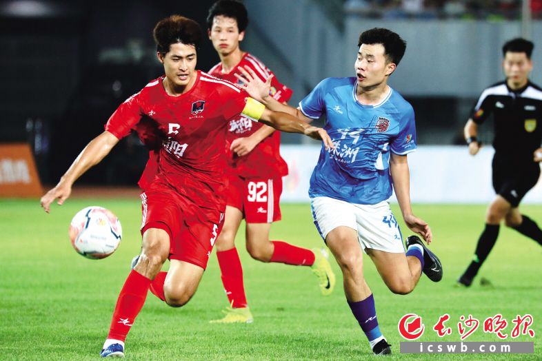 　　9月13日晚，“湘超”联赛首轮，衡阳队（红衣）在主场对阵株洲队。罗盟 摄