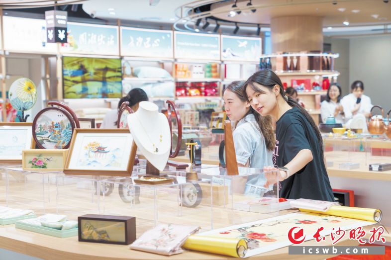 　　市民在店内挑选商品。　　均为长沙晚报全媒体记者 邓迪摄