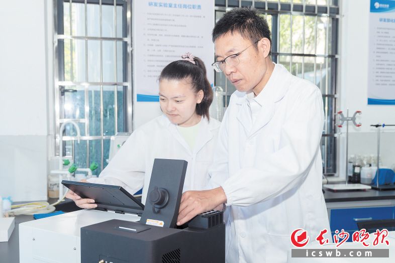 　　迪亚环境总经理孙铁刚（右）在和工作人员调试设备。         　　长沙晚报全媒体记者 周数邑 摄