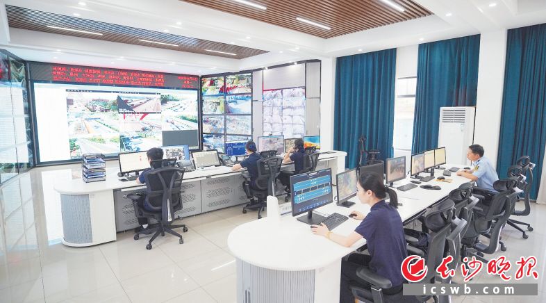 　　绕南分公司成功搭建了全省首个“AI+智慧高速”智能预警平台。均为易亿 摄