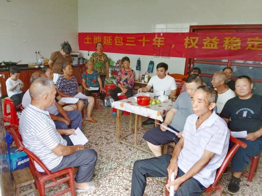 东湖塘镇人大代表、麻山村荷叶塘组网格长肖志平召开屋场会