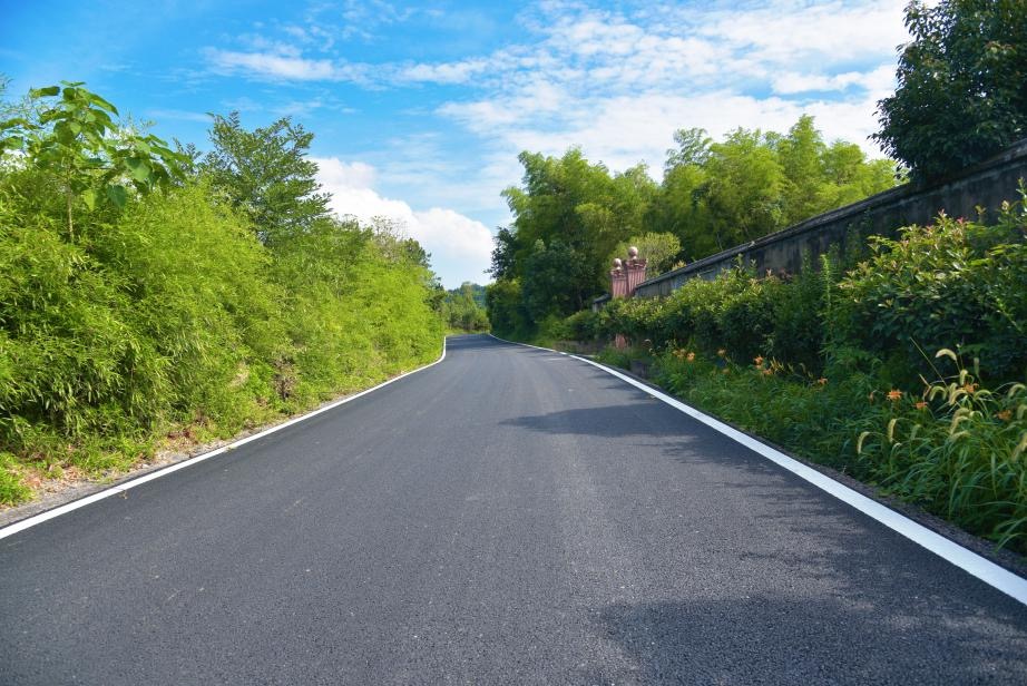 新改建的南凫公路，路面进行了黑化和拓宽