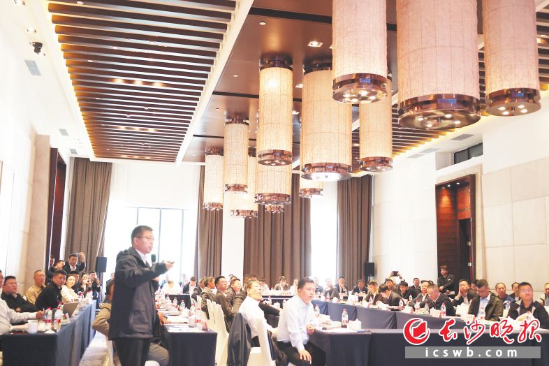 在西藏林芝举办的央企需求对接会上，来自湖南的工程机械企业相关负责人现场讲解其技术与服务优势。均为孙占锋 摄