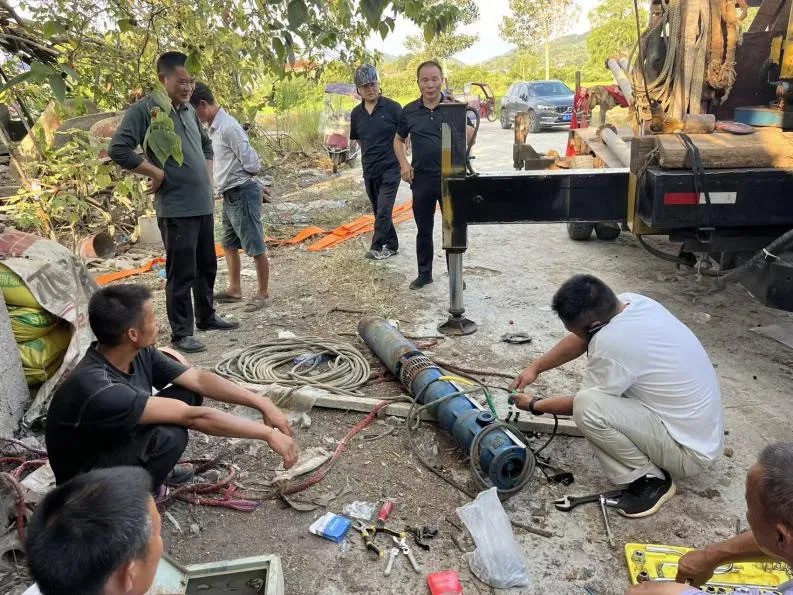 基层人大代表在抗旱保收中安装抽水设备