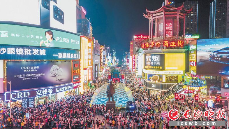 黄兴南路商业步行街一年四季人流如织。