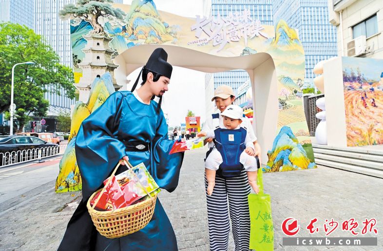 　　“诗圣”杜甫和“美食家”苏轼惊喜现身市集，化身NPC与游客互动合影。            活动组委会 供图
