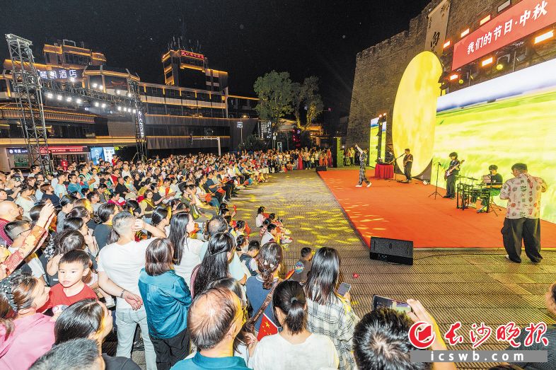 　　在天心阁活动现场，台上台下热烈互动。　　长沙晚报全媒体记者 董阳 摄