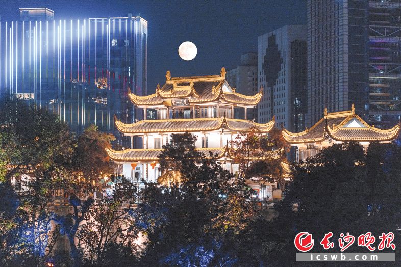 10月6日晚,一轮“超级月亮”爬上古老的天心阁,光影动人,令人心生 “及至中秋满,还胜别夜圆” 的欢喜。长沙晚报全媒体记者 邓迪 摄 10月6日晚,一轮“超级月亮”爬上古老的天心阁,光影动人,令人心生 “及至中秋满,还胜别夜圆” 的欢喜。长沙晚报全媒体记者 邓迪 摄