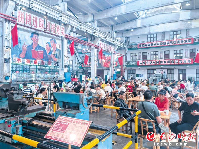 11日上午，记者走进“华驿·飞碟营地”，熙攘人流与旧厂区特有的时代感交织成景。红砖墙静立，老机械无声诉说往事，咖啡香与茶韵弥漫，处处是打卡拍照的市民。 长沙晚报全媒体记者 周游 摄