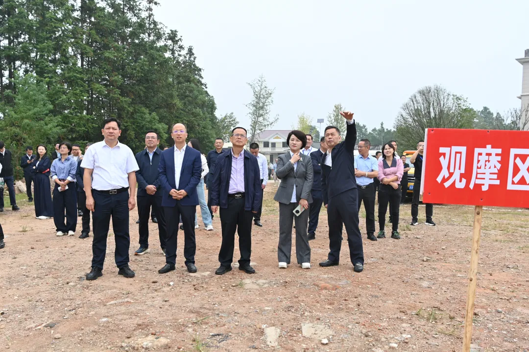 观摩森林防灭火综合演练。