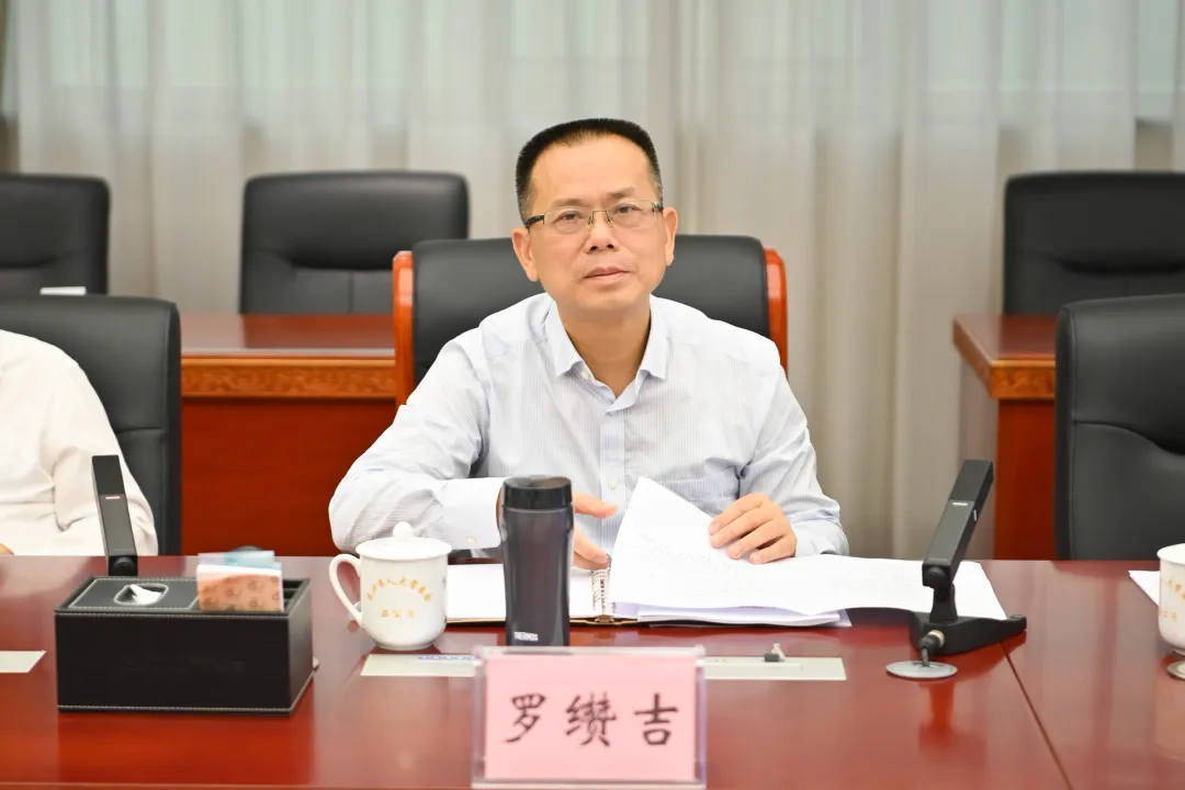 市人大常委会党组书记、主任罗缵吉讲话