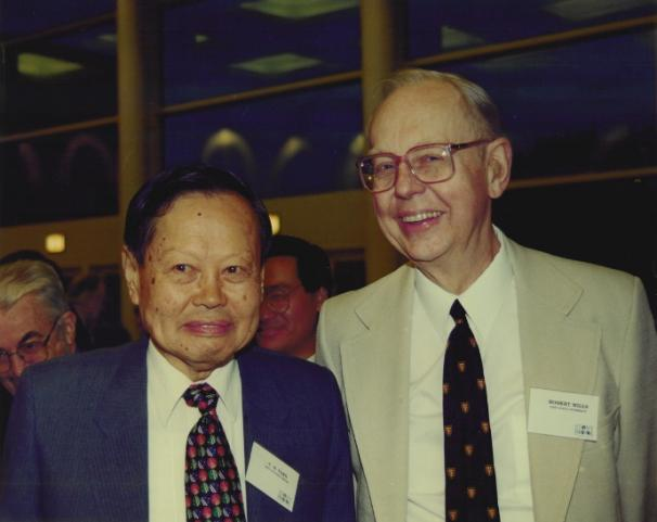 1999年杨振宁与米尔斯于石溪。（清华大学供图）