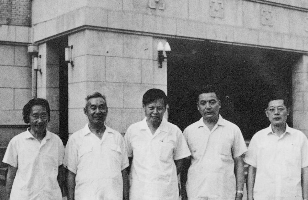 1972年杨振宁与王承书（左一）、张文裕（左二）、邓稼先（右二）、周光召（右一）于北京。（清华大学供图）