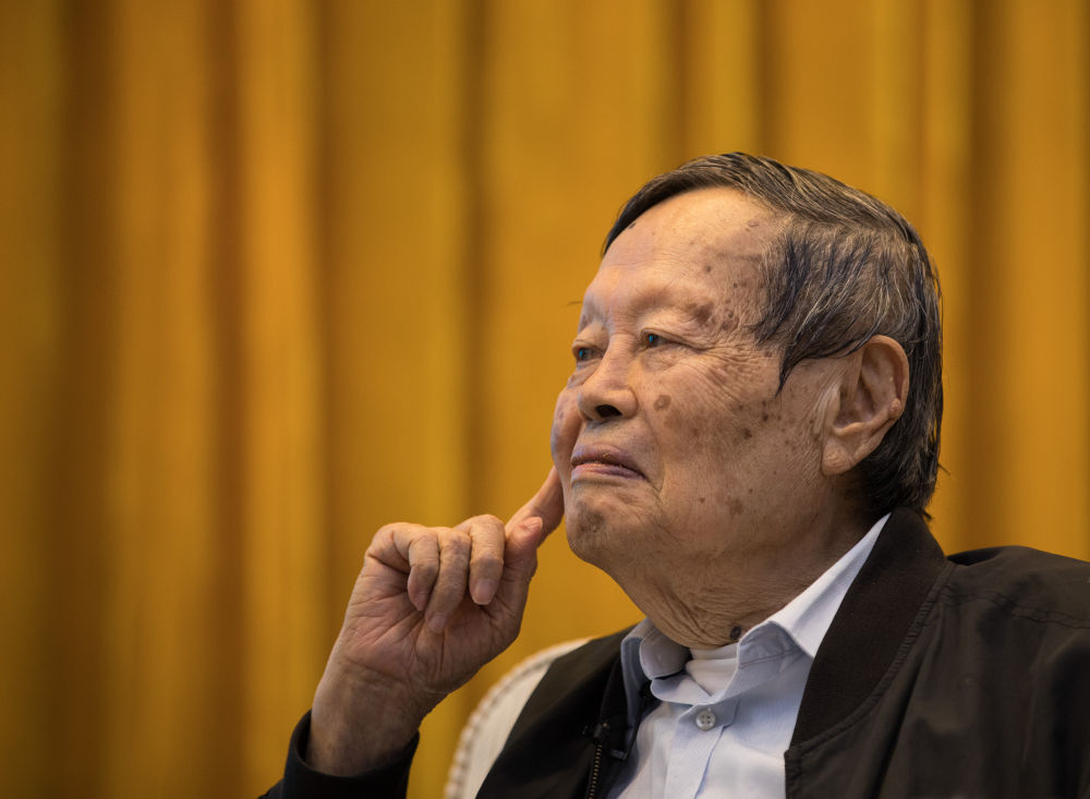 2019年9月9日，杨振宁教授在研讨会上听取年轻学生的提问。 新华社记者 金立旺 摄