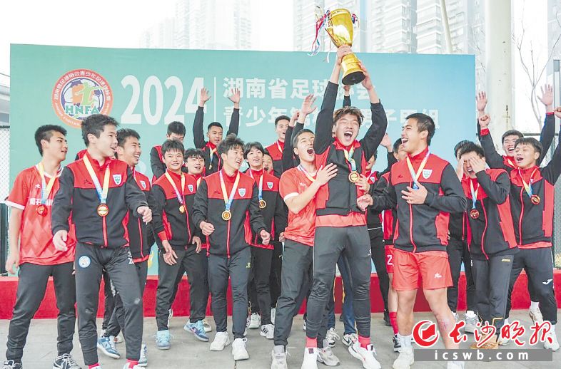 2024年初，同升湖高级中学足球队在2024湖南省足球协会青少年锦标赛男子甲组比赛中荣获冠军。