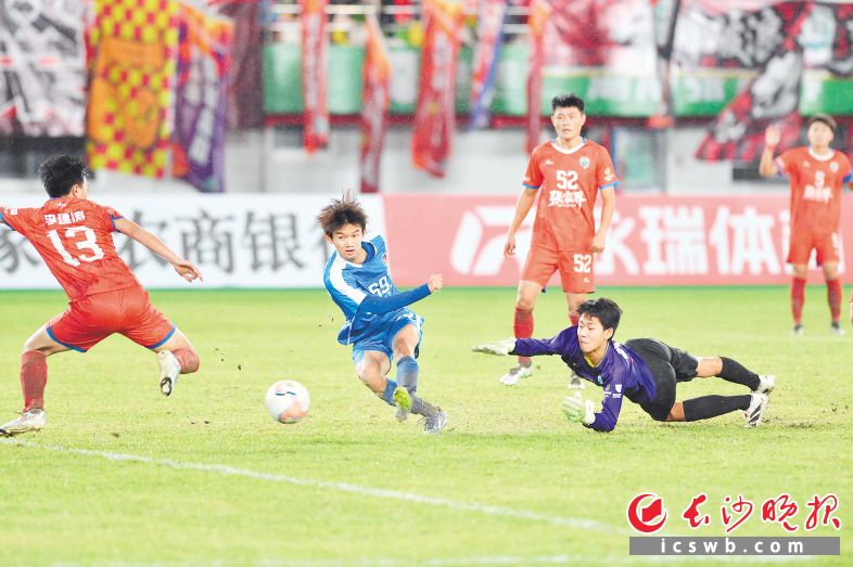 10月19日，马子宜（蓝）在对阵张家界队比赛中射门。 均为长沙晚报全媒体记者 王志伟 摄