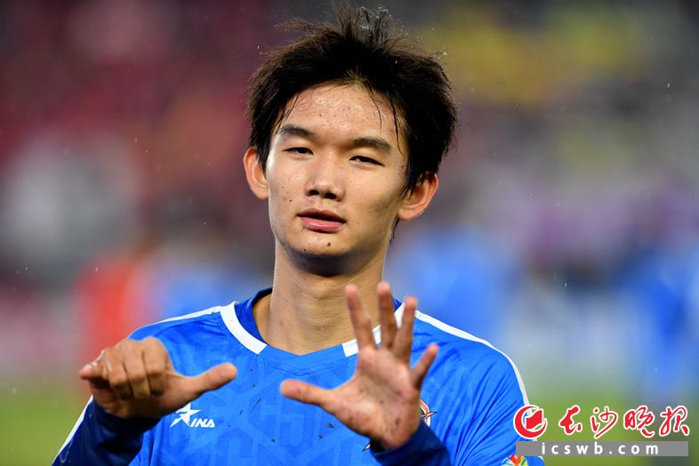 马子宜对阵张家界队进球后庆祝。