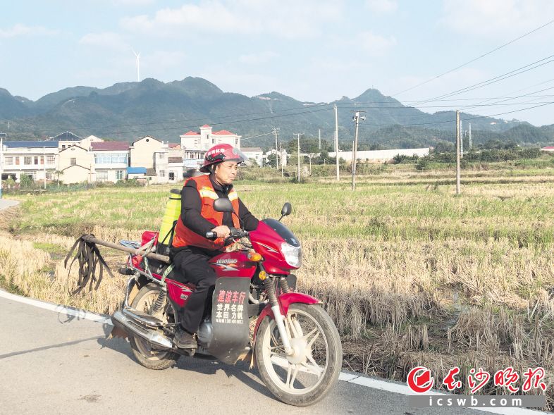 10月23日,宁乡市老粮仓镇森林防火员谢铁桥在田间村道开展露天焚烧管控巡查,摩托车搭载的喇叭宣传着相关法规。 赖术超 摄 10月23日,宁乡市老粮仓镇森林防火员谢铁桥在田间村道开展露天焚烧管控巡查,摩托车搭载的喇叭宣传着相关法规。 赖术超 摄