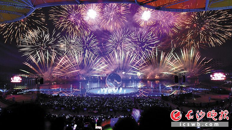 24日晚,第十七届浏阳花炮文化节在烟花艺术会演中拉开帷幕。 均为长沙晚报全媒体记者 王志伟 摄 24日晚,第十七届浏阳花炮文化节在烟花艺术会演中拉开帷幕。 均为长沙晚报全媒体记者 王志伟 摄