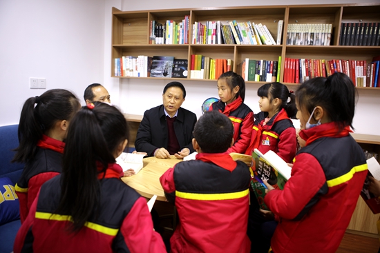 张家界武陵源“五老”志愿者将关爱行动融入日常生活。 张家界武陵源“五老”志愿者将关爱行动融入日常生活。