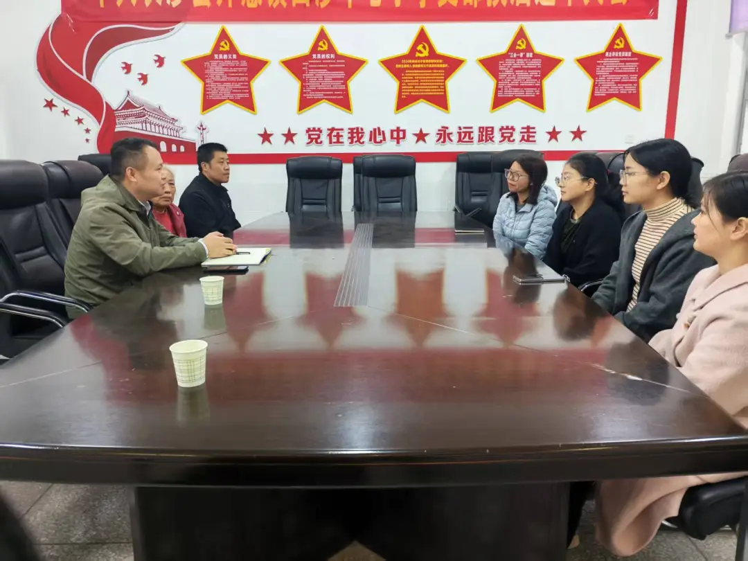 驻村工作队、学校老师和家长代表进行座谈交流。