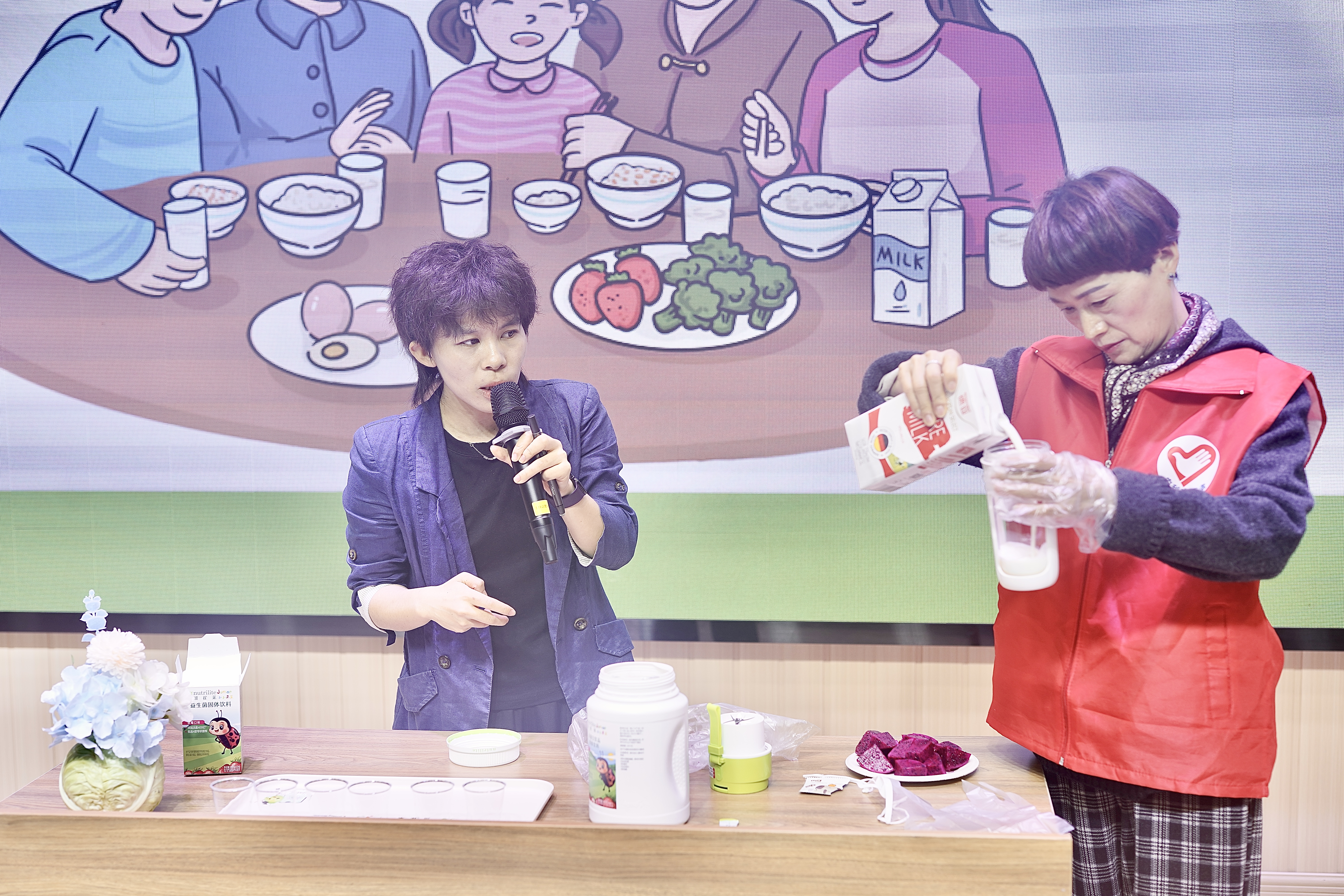 安利志愿者、中国营养学会认证营养健康顾问邱斯涵教家长如何做一份健康早餐。