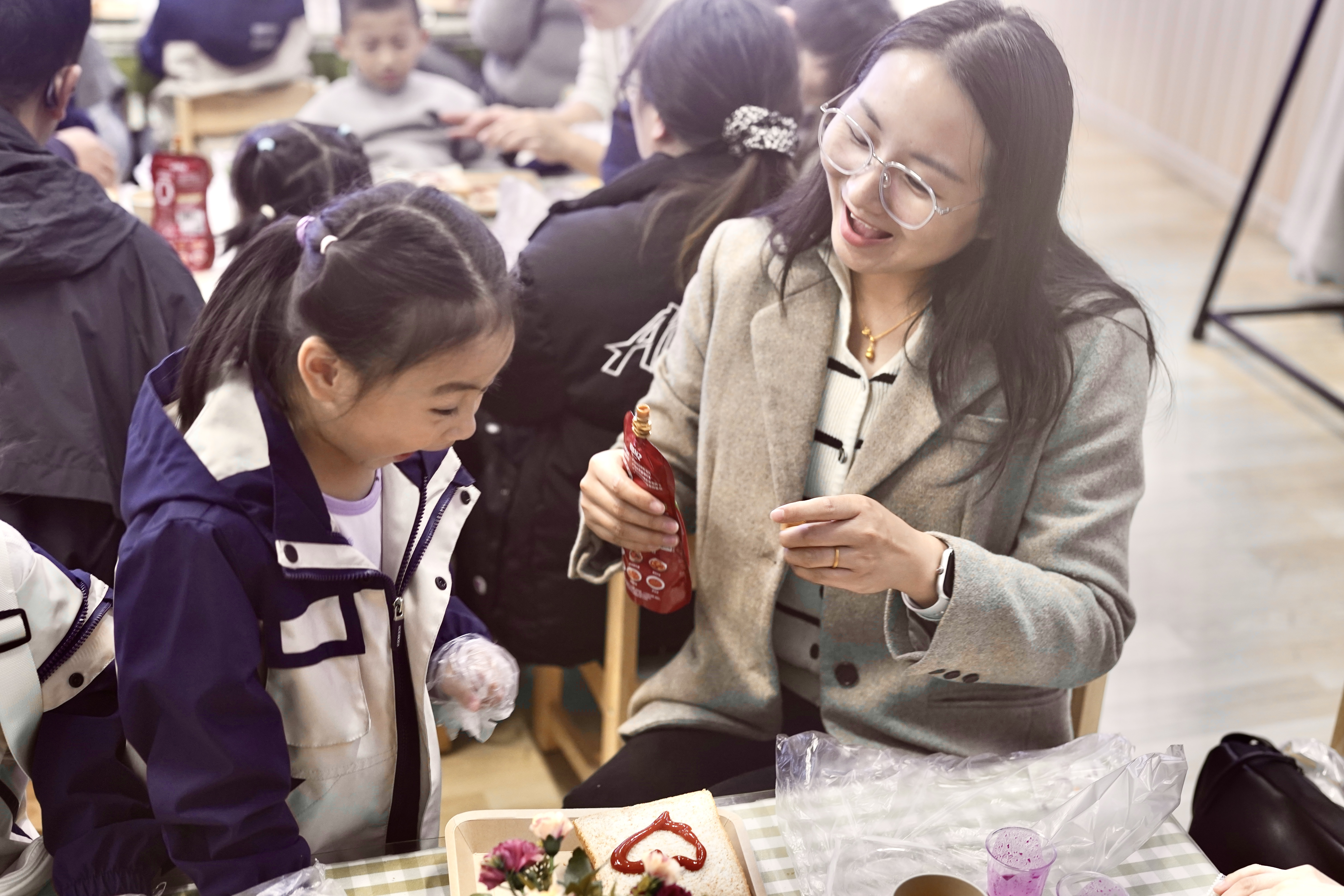 亲子动手的过程中，笑声不断。