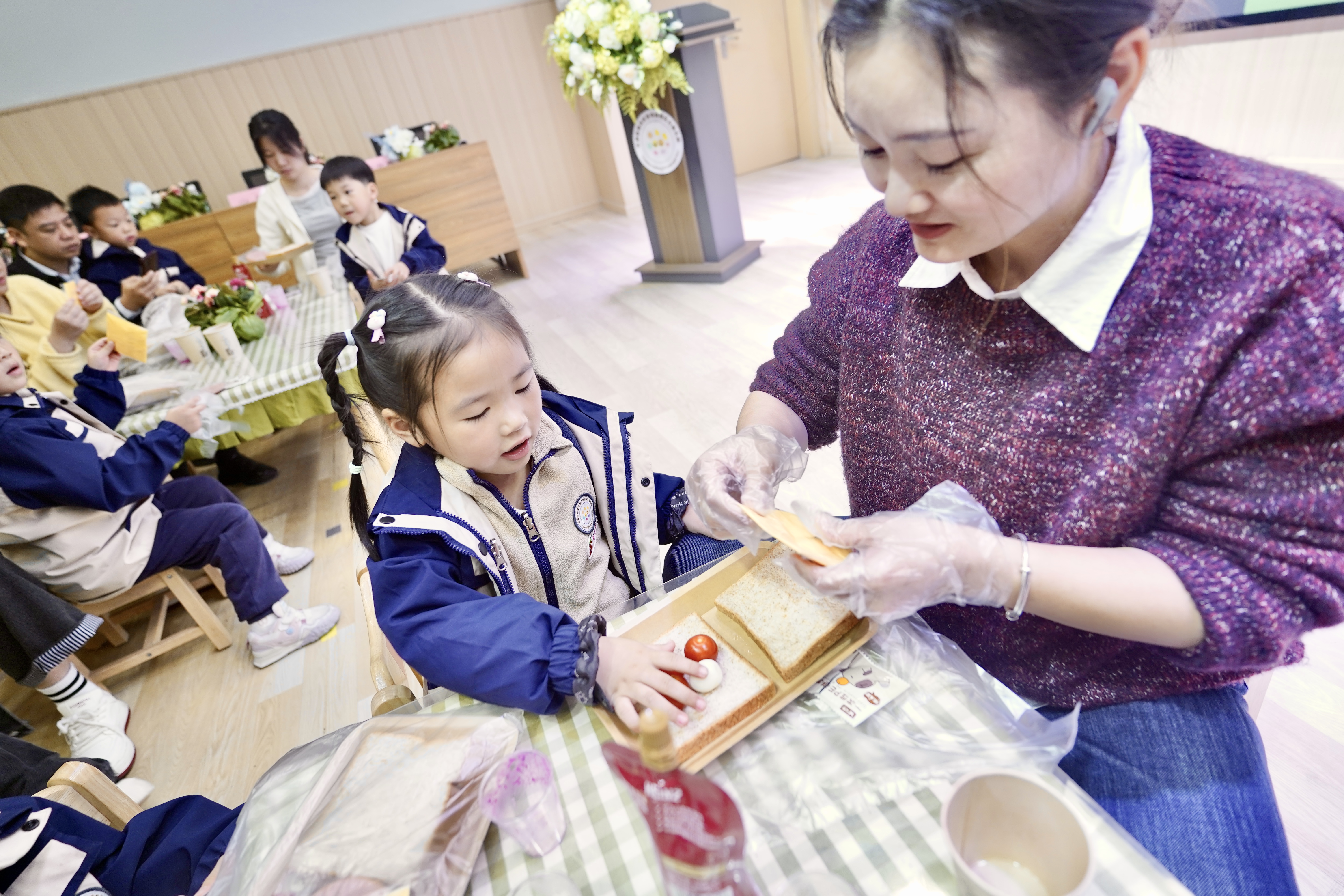 孩子们全程投入。