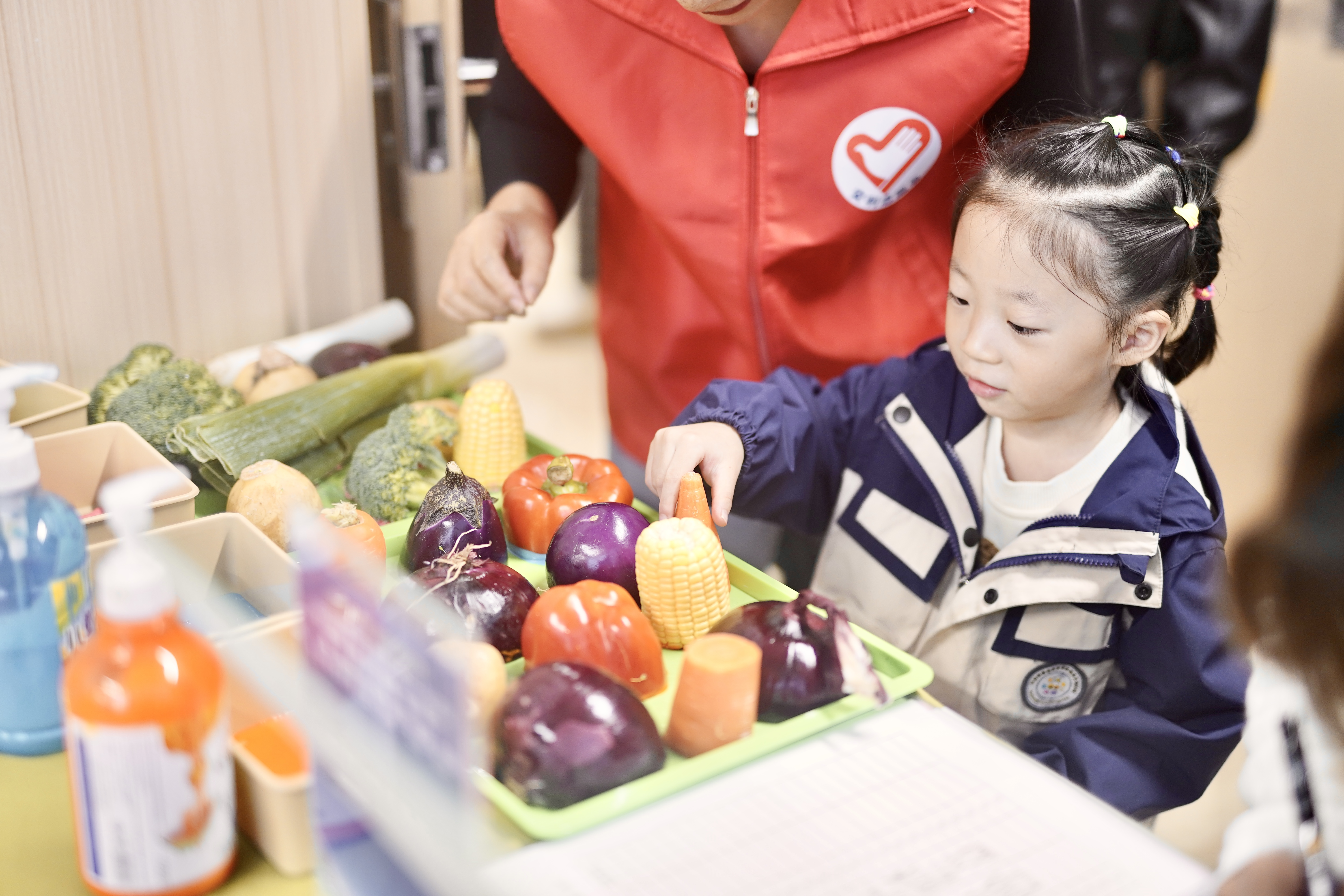 学龄前儿童好奇心快速发展，培养他们的健康饮食行为和健康意识，可以让孩子多参与食物选择和烹调加工。
