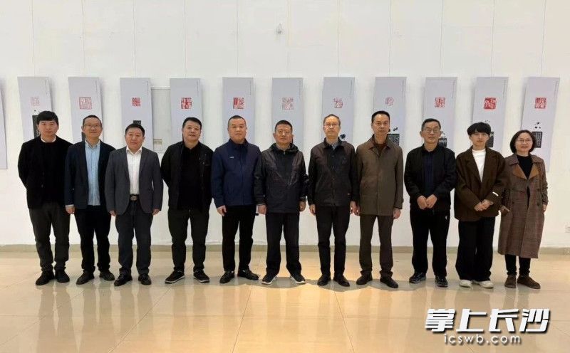 观展者作品合影。均为长沙晚报通讯员 周天平 供图 观展者作品合影。均为长沙晚报通讯员 周天平 供图