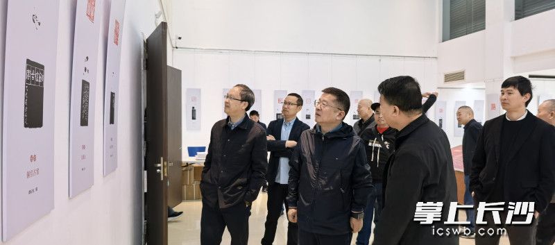 观众作品前驻足欣赏。 观众作品前驻足欣赏。