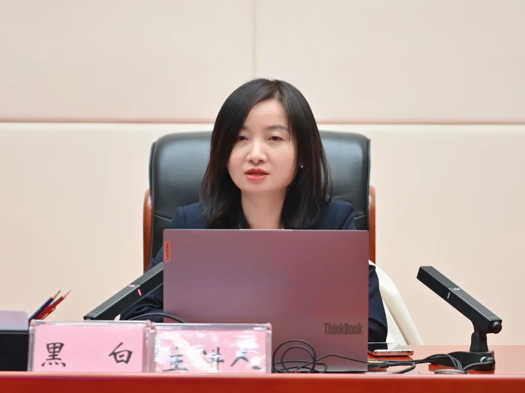 省发改委优化营商环境处处长黑白进行主题授课。
