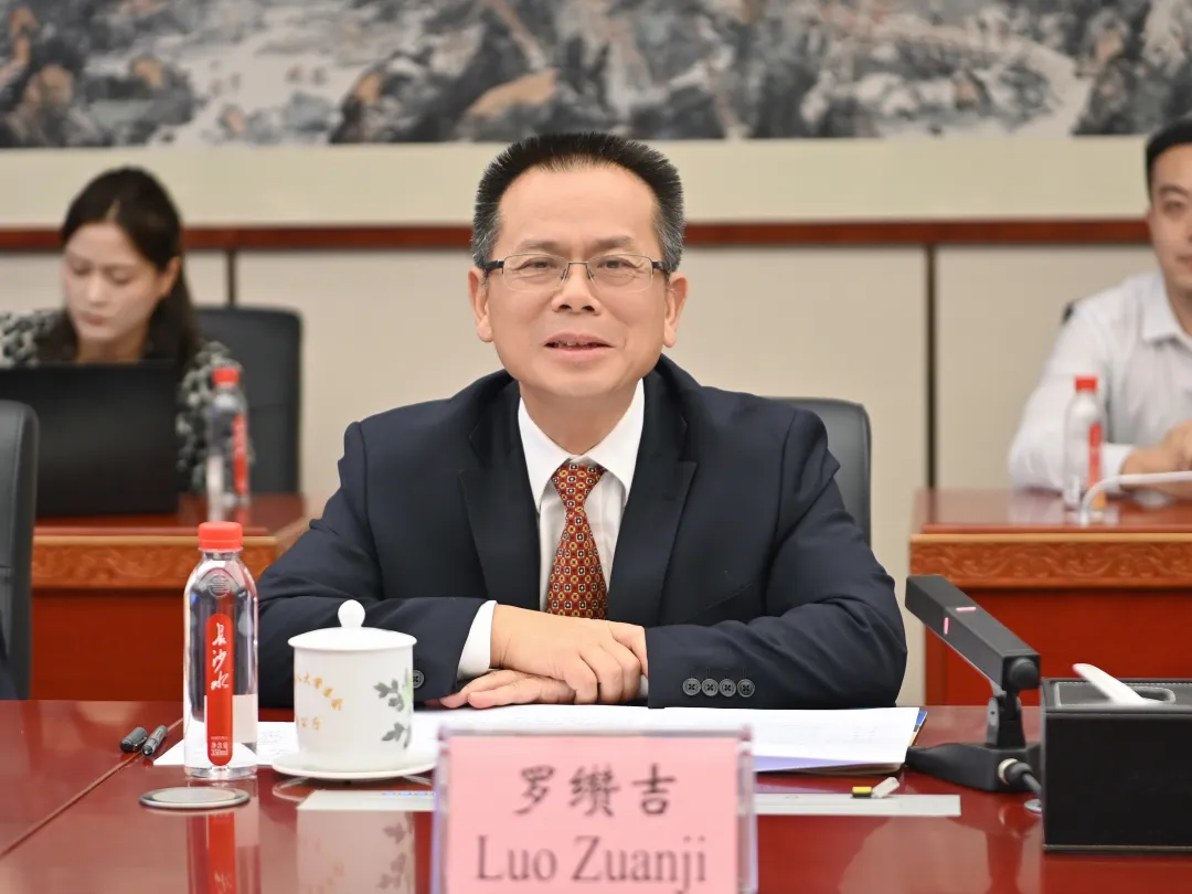 长沙市人大常委会党组书记、主任罗缵吉出席座谈会并讲话。