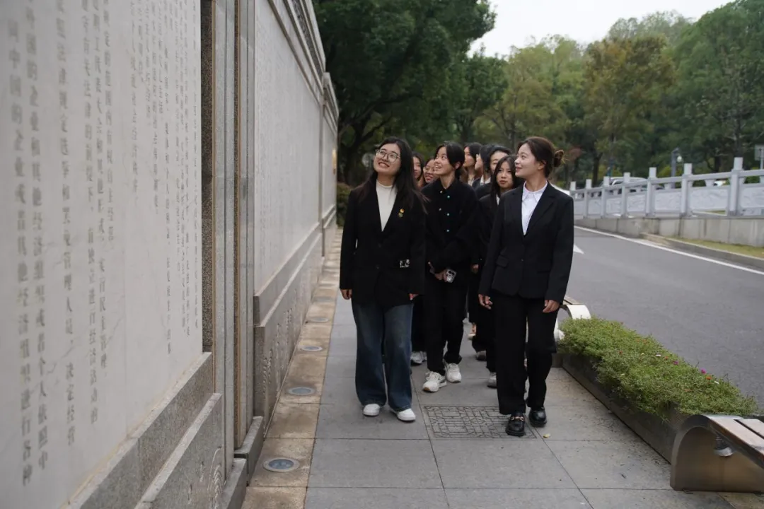 10位湖南师范大学法学院学生走进市人大常委会机关，参观人大历史陈列室、宪法墙。