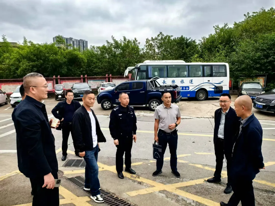 居民议事员收集群众意见建议。