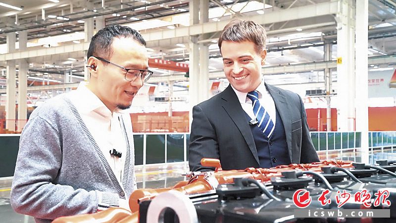 Stefan (right) with his Chinese colleague.