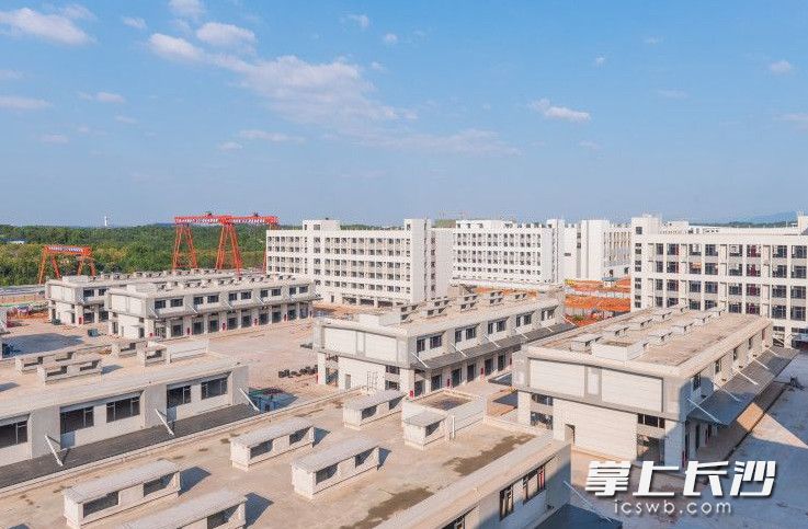 玉湖园区场地开阔，建筑排布有序整齐，简洁的线条与现代感的设计风格相互呼应，尽显建筑美学。星沙时报全媒体记者 刘思源 摄