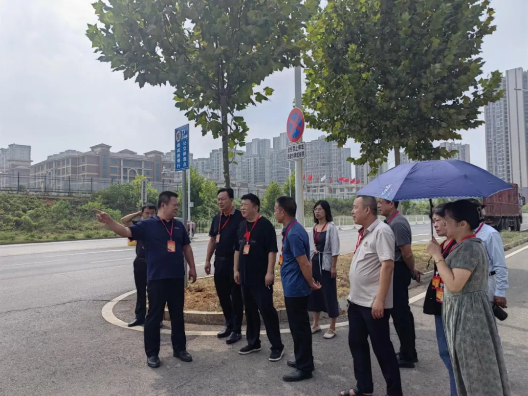 夏铎铺镇人大代表调研镇域内公路新增红绿灯及增划斑马线建议。 夏铎铺镇人大代表调研镇域内公路新增红绿灯及增划斑马线建议。