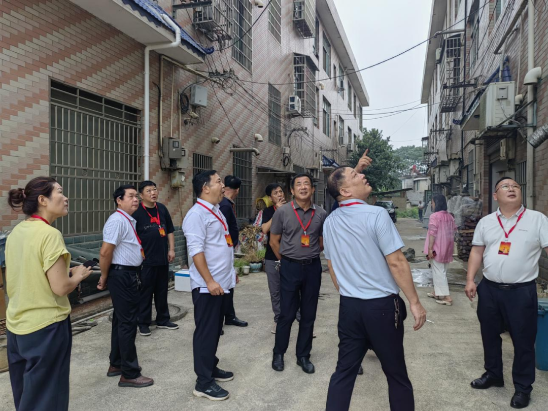 夏铎铺镇人大代表对安置小区三大运营商线路敷设杂乱问题进行调研 夏铎铺镇人大代表对安置小区三大运营商线路敷设杂乱问题进行调研