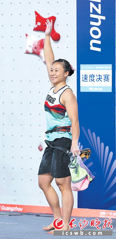 11月14日晚，邓丽娟为湖南体育代表团拿下本届全运会第六枚竞技项目金牌。长沙晚报全媒体记者 王志伟 摄