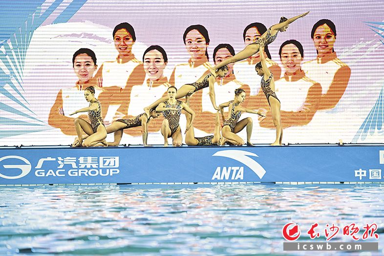 长沙妹子张雅怡、郴州妹子樊家懿在花样游泳中与北京体育大学队队友一起夺得集体项目冠军。长沙晚报全媒体记者 王志伟 摄