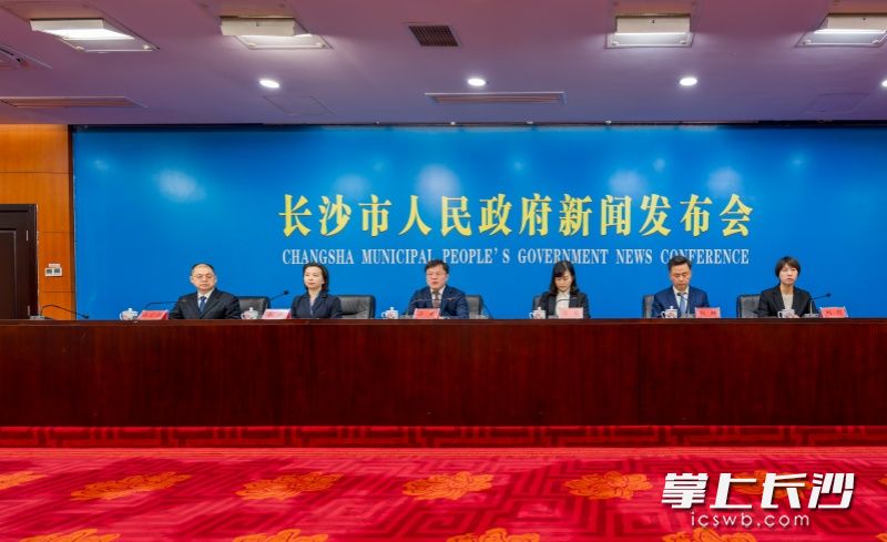 11月20日上午,长沙市“‘十四五’答卷”系列主题首场新闻发布会举行,芙蓉区相关负责人公布芙蓉区“十四五”成绩单。照片均为长沙晚报全媒体记者 陈飞 摄 11月20日上午,长沙市“‘十四五’答卷”系列主题首场新闻发布会举行,芙蓉区相关负责人公布芙蓉区“十四五”成绩单。照片均为长沙晚报全媒体记者 陈飞 摄