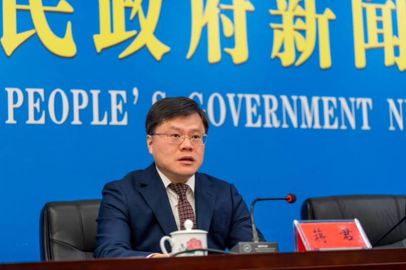 发布会上,芙蓉区委副书记、区长蒋君系统介绍芙蓉区经济社会发展成就。 发布会上,芙蓉区委副书记、区长蒋君系统介绍芙蓉区经济社会发展成就。