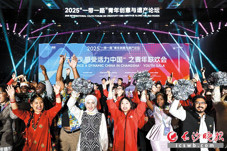 11月21日,参加2025“一带一路”青年创意与遗产论坛的各国青年代表齐聚望城铜官,探讨古老非遗如何探索跨文化传播与商业化运营。均为长沙晚报全媒体记者 黄启晴 周数邑 摄影报道
