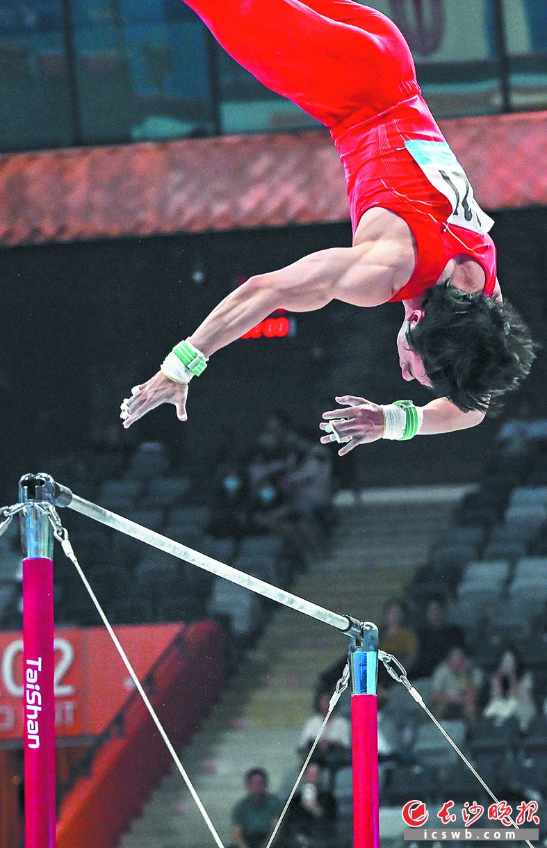11月17日，全运会体操男子单杠决赛，张博恒获得冠军。 均为长沙晚报特派全媒体记者王志伟 摄