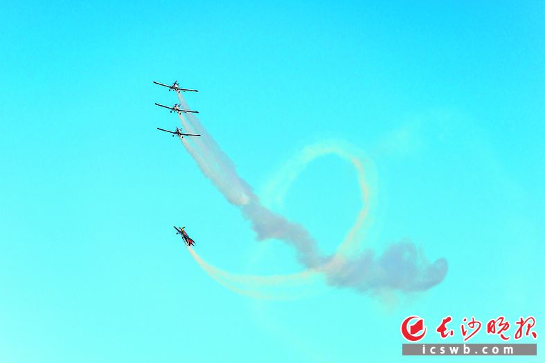 无极限特技飞机与阿若拉SA60L飞机组合表演。长沙晚报全媒体记者 邓迪 摄