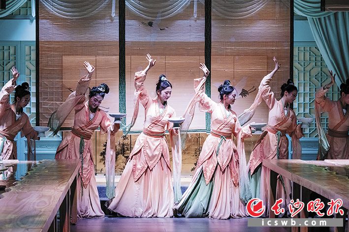 沉浸式体验宋韵文化,赶赴一场文旅盛宴。图为醉月楼·橘洲夜宴表演。长沙晚报通讯员 陈章沂 供图 沉浸式体验宋韵文化,赶赴一场文旅盛宴。图为醉月楼·橘洲夜宴表演。长沙晚报通讯员 陈章沂 供图
