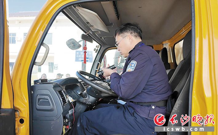 查验民警周运洪在货车驾驶室内开展查验工作。长沙晚报全媒体记者 何文瑞 摄 查验民警周运洪在货车驾驶室内开展查验工作。长沙晚报全媒体记者 何文瑞 摄