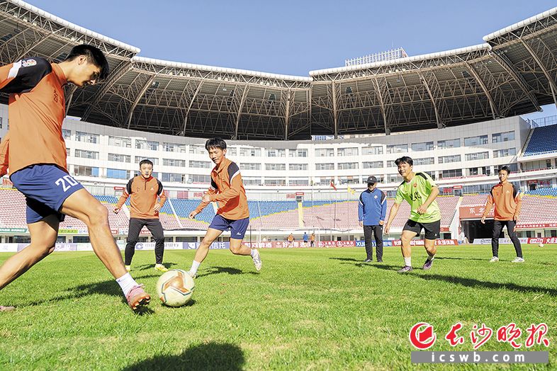 赛前踩场训练。长沙晚报全媒体记者 周数邑 摄