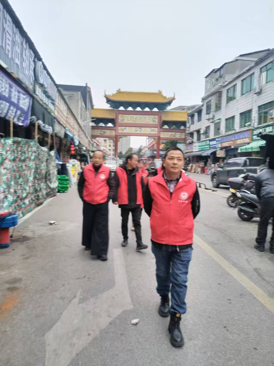 周智勇带领志愿者对市场进行安全巡查。 周智勇带领志愿者对市场进行安全巡查。